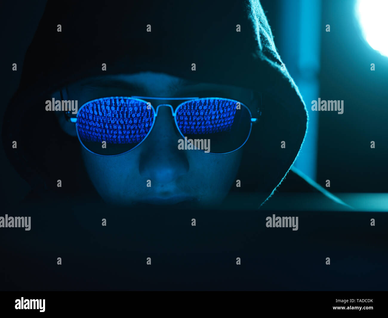 Cyber criminalità, riflesso negli occhiali di virus hacking un computer, close up di faccia Foto Stock