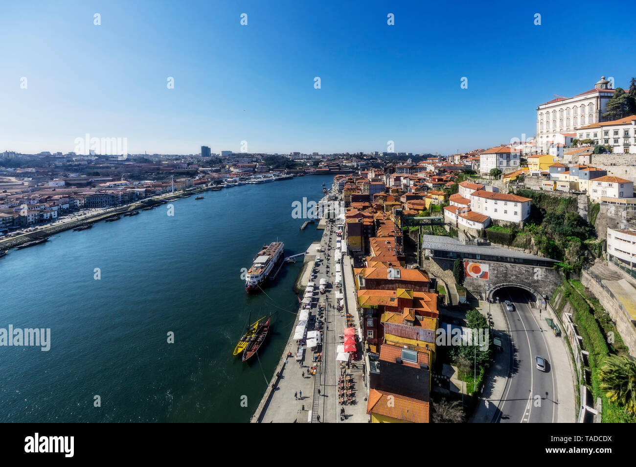 Il Portogallo, Porto, vista città con il fiume Douro Foto Stock