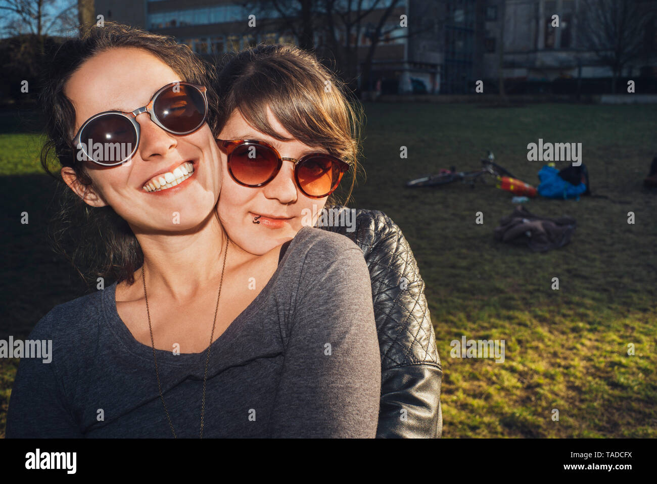Ritratto di due felici donne in posizione di parcheggio Foto Stock
