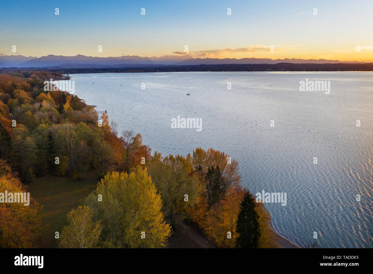 In Germania, in Baviera, la riva del lago di Starnberg, Fuenfseenland, locale area ricreativa Ambach, vista aerea Foto Stock