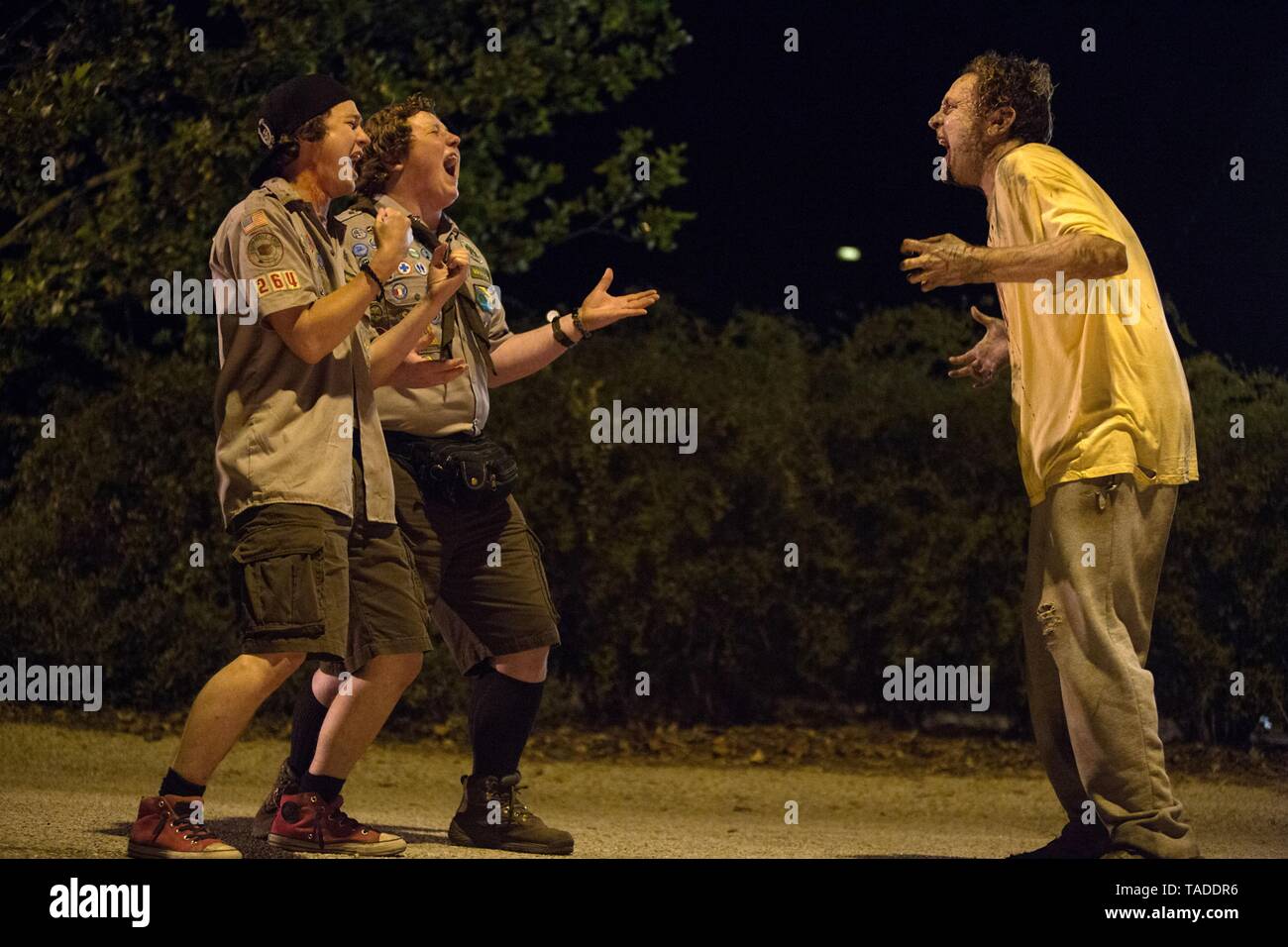 LOGAN MILLER E JOEY MORGAN nella guida scout a Zombie Apocalypse (2015). Credito: BROKEN ROAD PRODUCTIONS/BRUCKS ENT/OOPS DOUGHNNUTS PRO/PARAM / Album Foto Stock