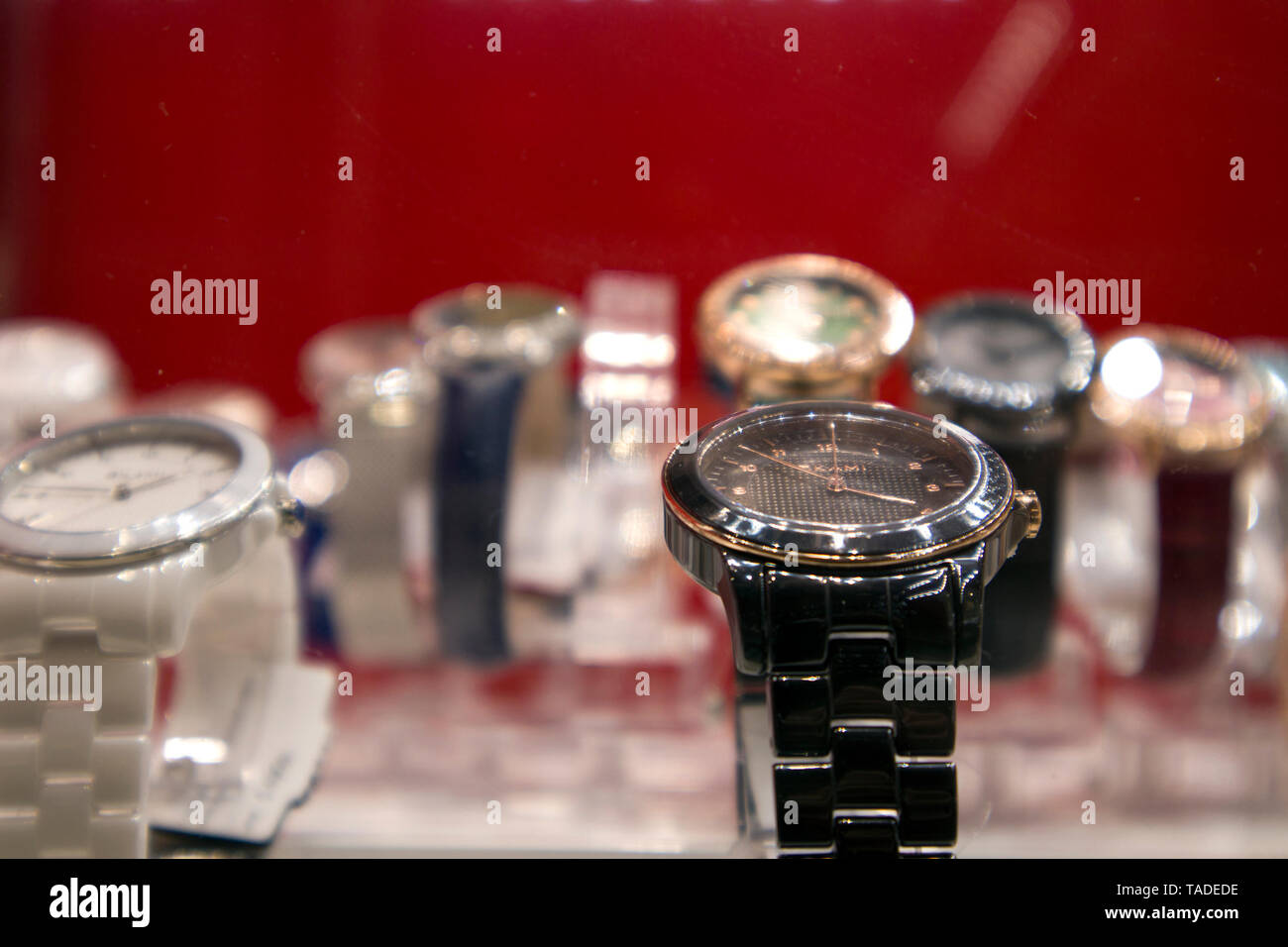 Orologi di vari marchi visualizzati nella finestra del negozio Foto Stock