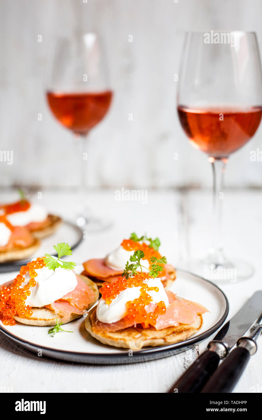 Stile russo blini con salmone e panna acida e uova di trota Foto Stock