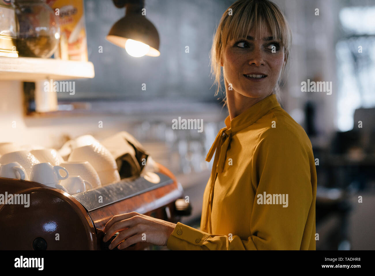 Donna che lavorano nella caffetteria, ritratto Foto Stock