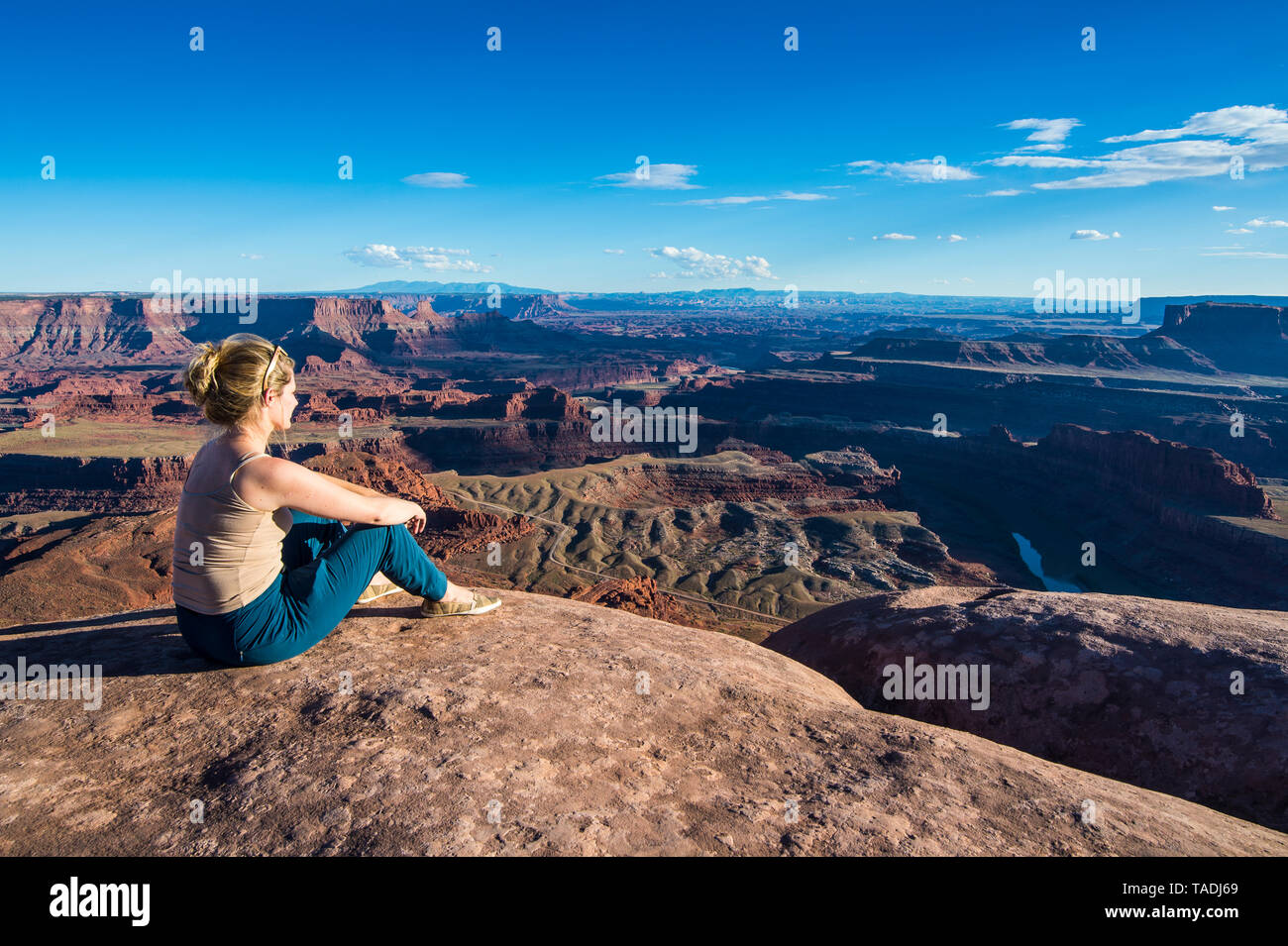 Stati Uniti d'America, Utah, donna ad una si affacciano sul Canyonlands e il fiume Colorado dal Dead Horse State Park Foto Stock