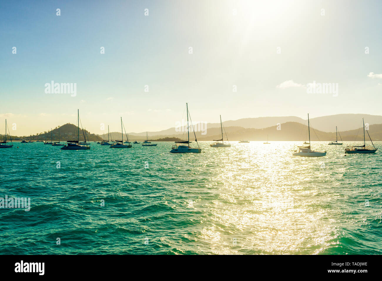 Australia, Queensland, Airlie Beach, paesaggio con barche al tramonto Foto Stock