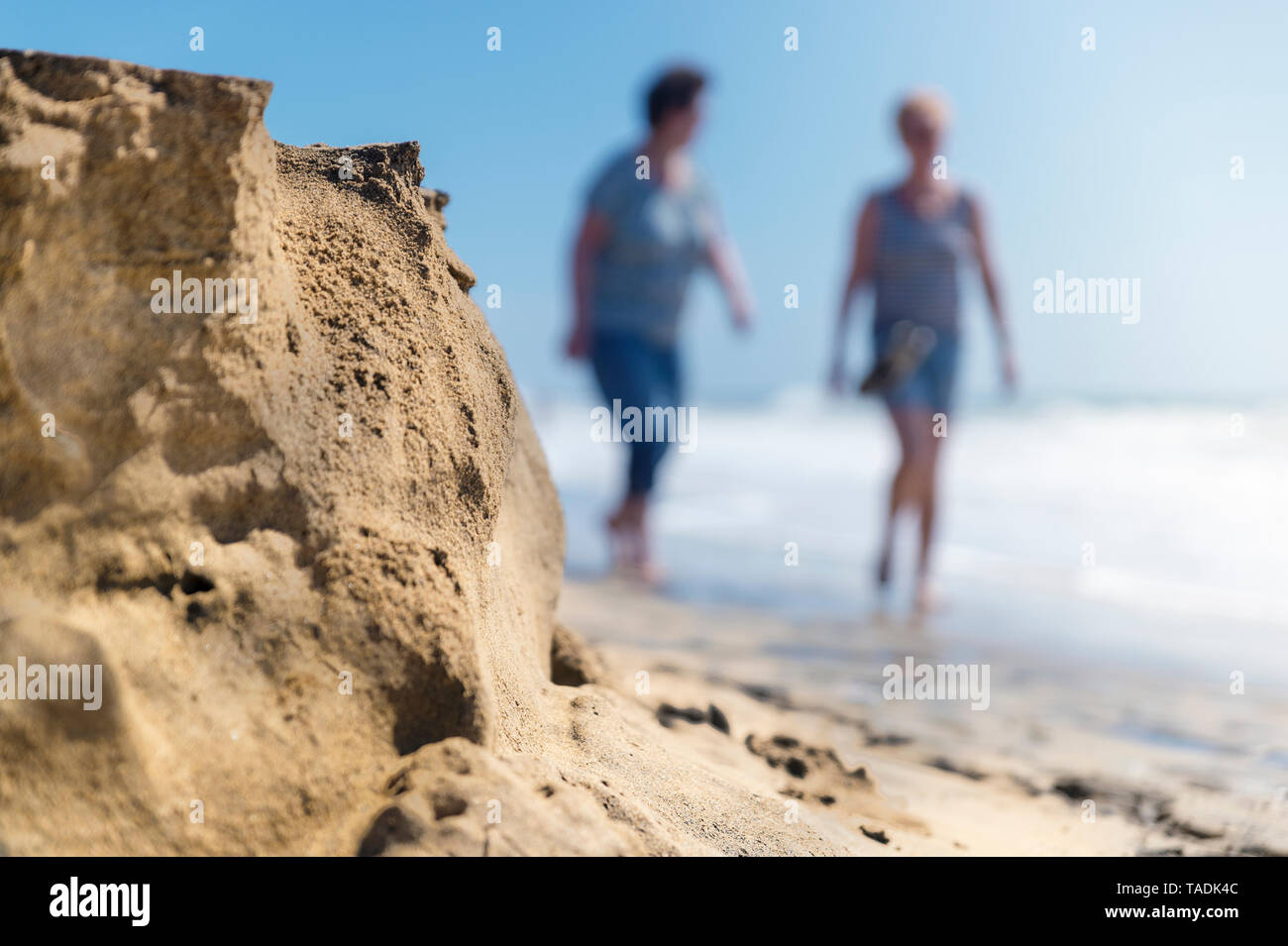 Spagna isole canarie Gran Canaria, Maspalomas, torrent diapositiva di pendenza e due persone in background Foto Stock