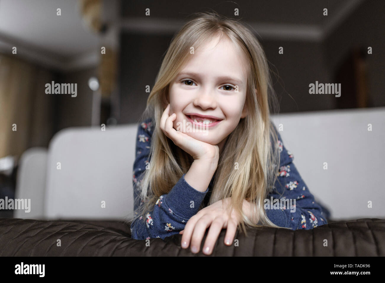 Ritratto di sorridente bambina con dente divario Foto Stock