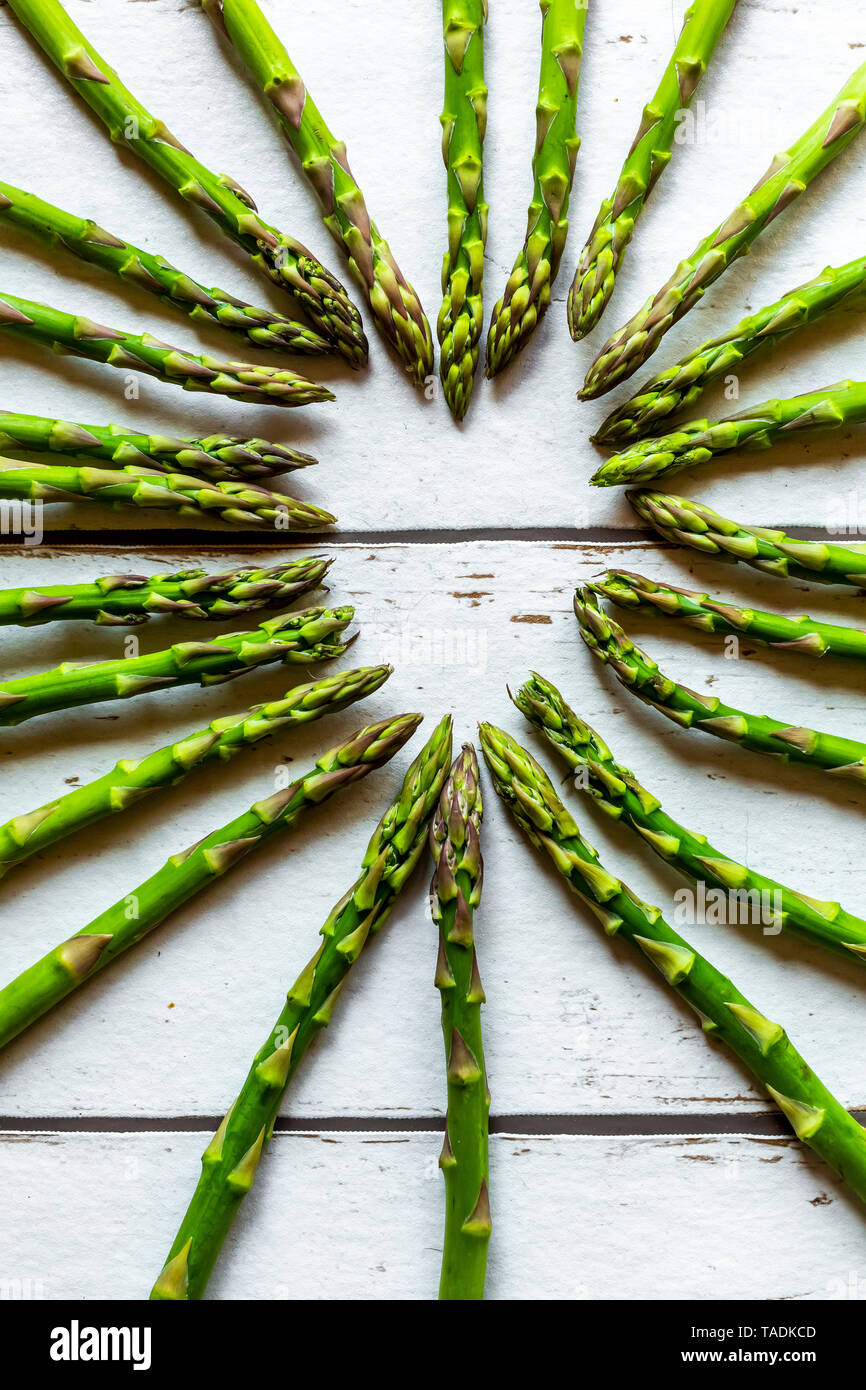 Gli asparagi verdi spears edificio cuore su legno Foto Stock