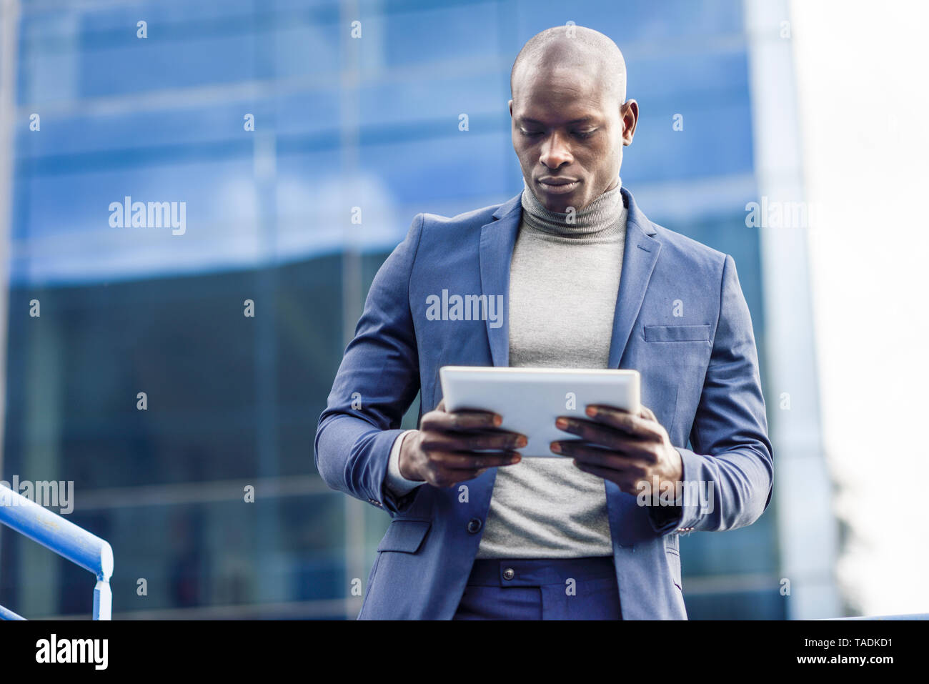 Ritratto di imprenditore smart utilizzando tavoletta digitale all'aperto Foto Stock