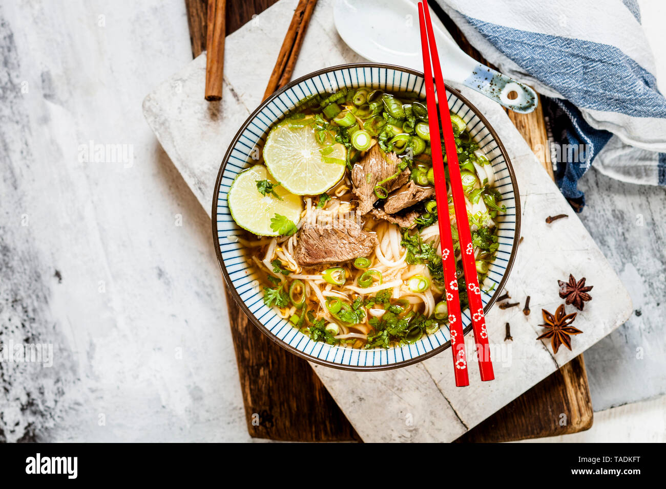 Ciotola di Pho vietnamita con spaghetti di riso, fagioli, il coriandolo, cipolline e limes Foto Stock