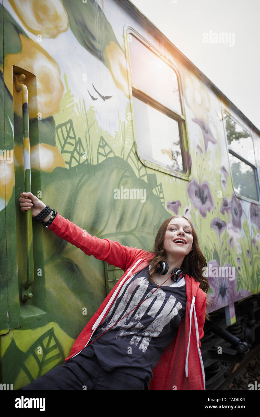 Ritratto di felice ragazza adolescente in un dipinto di carrozza del treno Foto Stock