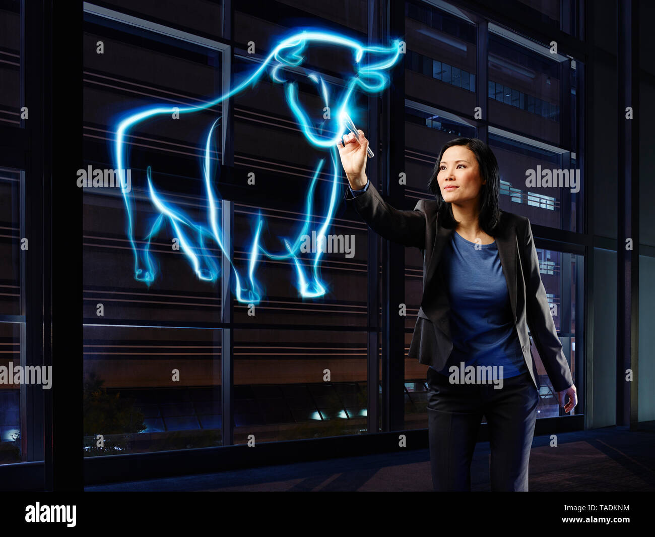Imprenditrice di verniciatura di un toro con luce Foto Stock