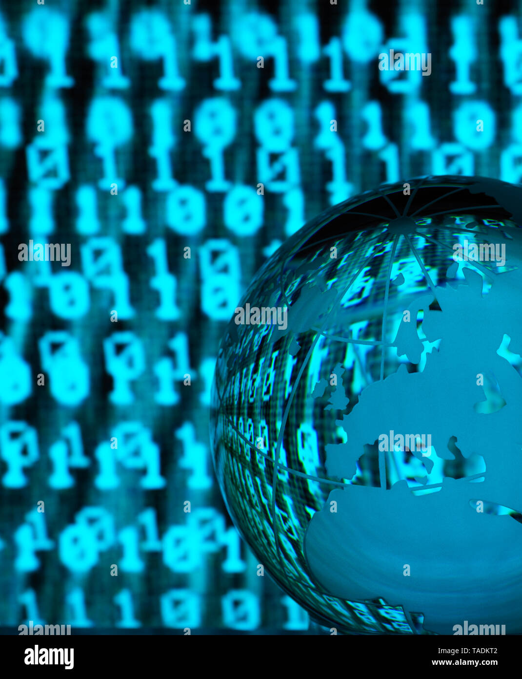 Global cyber criminalità, globo di vetro che illustra gli stati uniti con i riflessi di un infettato cyber attacco Foto Stock