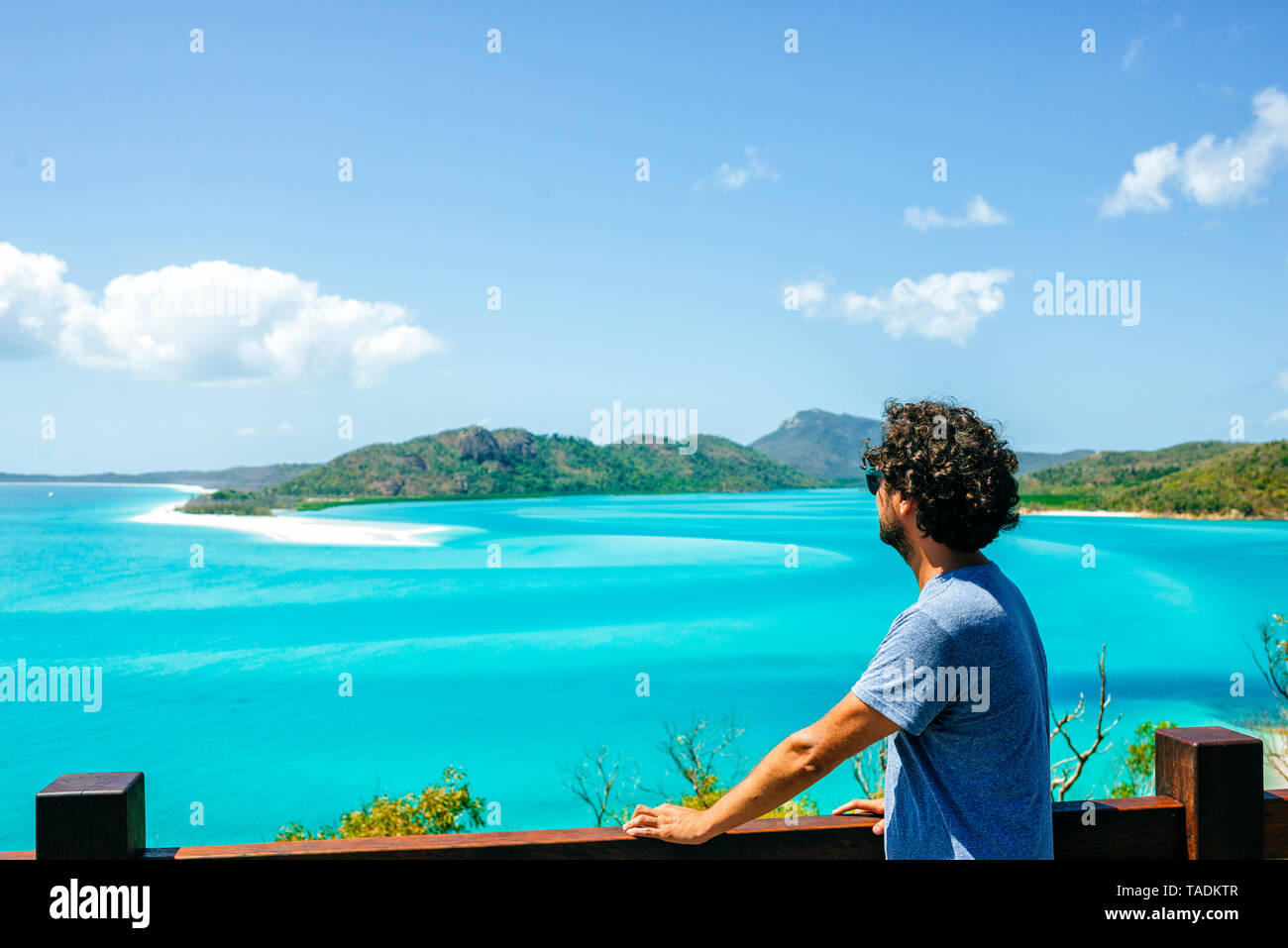 Australia, Queensland, Whitsunday Island, un uomo guarda Whitehaven Beach Foto Stock