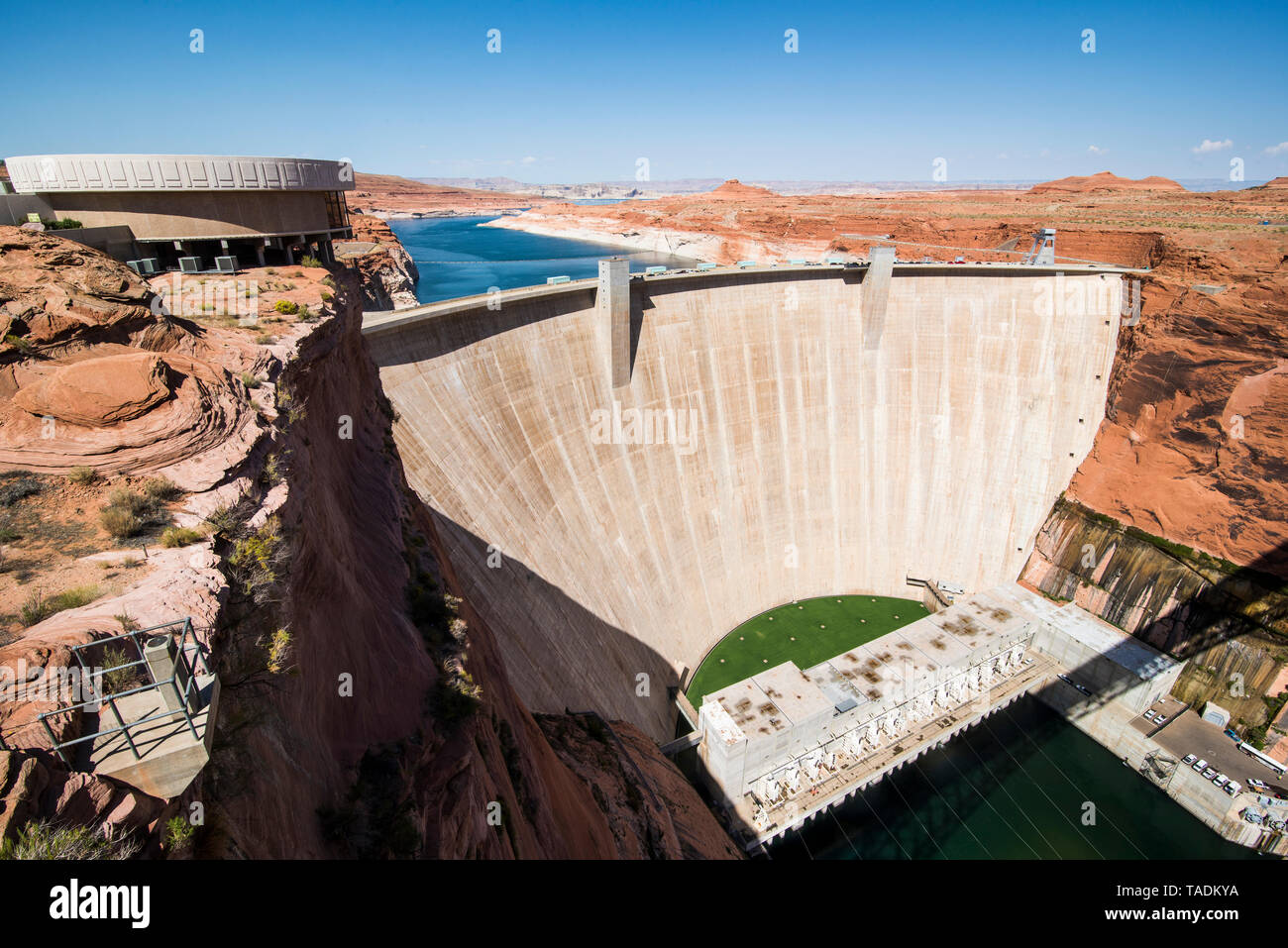 Stati Uniti d'America, Arizona, Glen Canyon Dam con il lago Powell in background Foto Stock