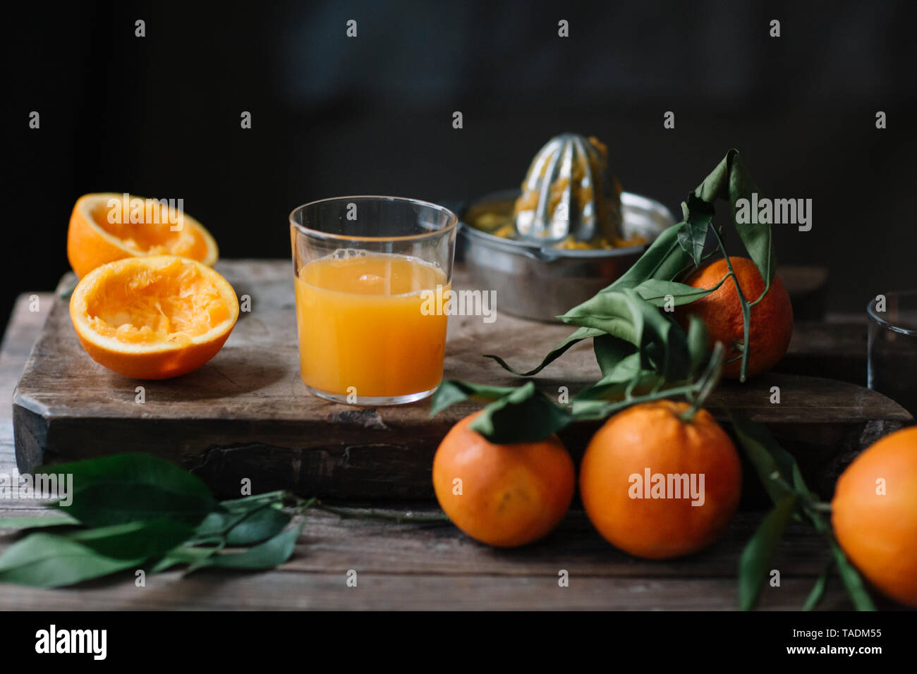 Bicchiere di succo d'arancia appena spremuto Foto Stock