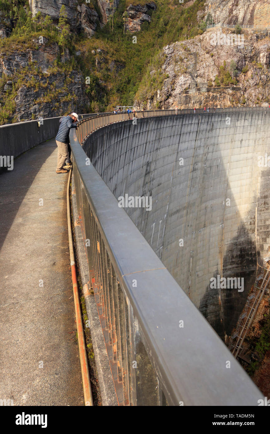 La Gordon diga sul fiume nel sud-ovest della Tasmania è stato costruito nel 1974 per fornire fonti di energia idroelettrica. Foto Stock