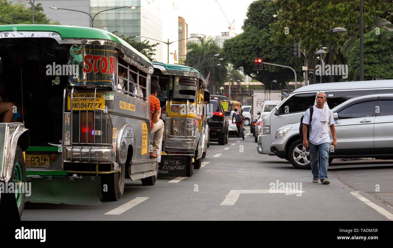 Jeepneys e automobili a Manila nelle Filippine Foto Stock