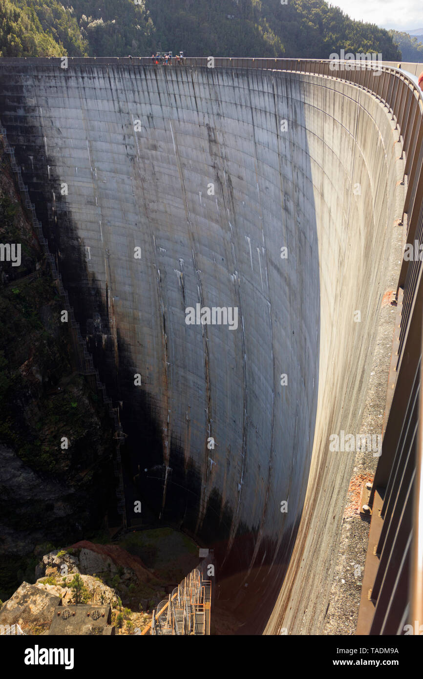 La Gordon diga sul fiume nel sud-ovest della Tasmania è stato costruito nel 1974 per fornire fonti di energia idroelettrica. Foto Stock