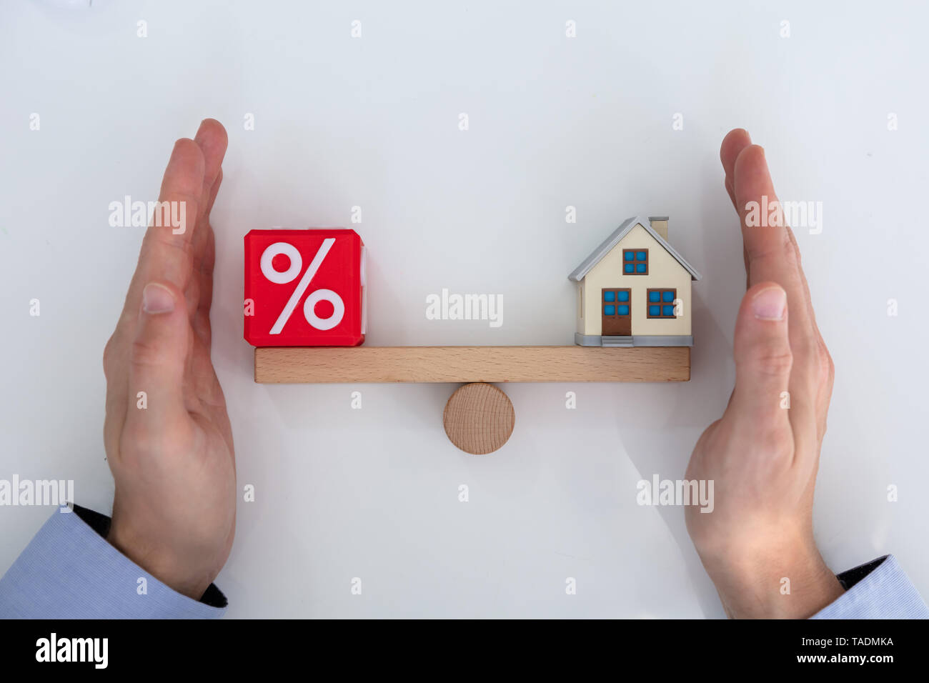 Il bilanciamento della percentuale di blocco rosso e modello di casa sulla piccola altalena Foto Stock