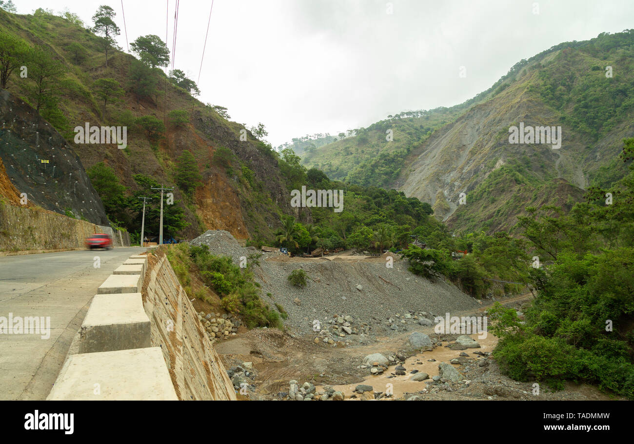 Una strada pericolosa in una regione montuosa area ripido a Baguio, Filippine Foto Stock