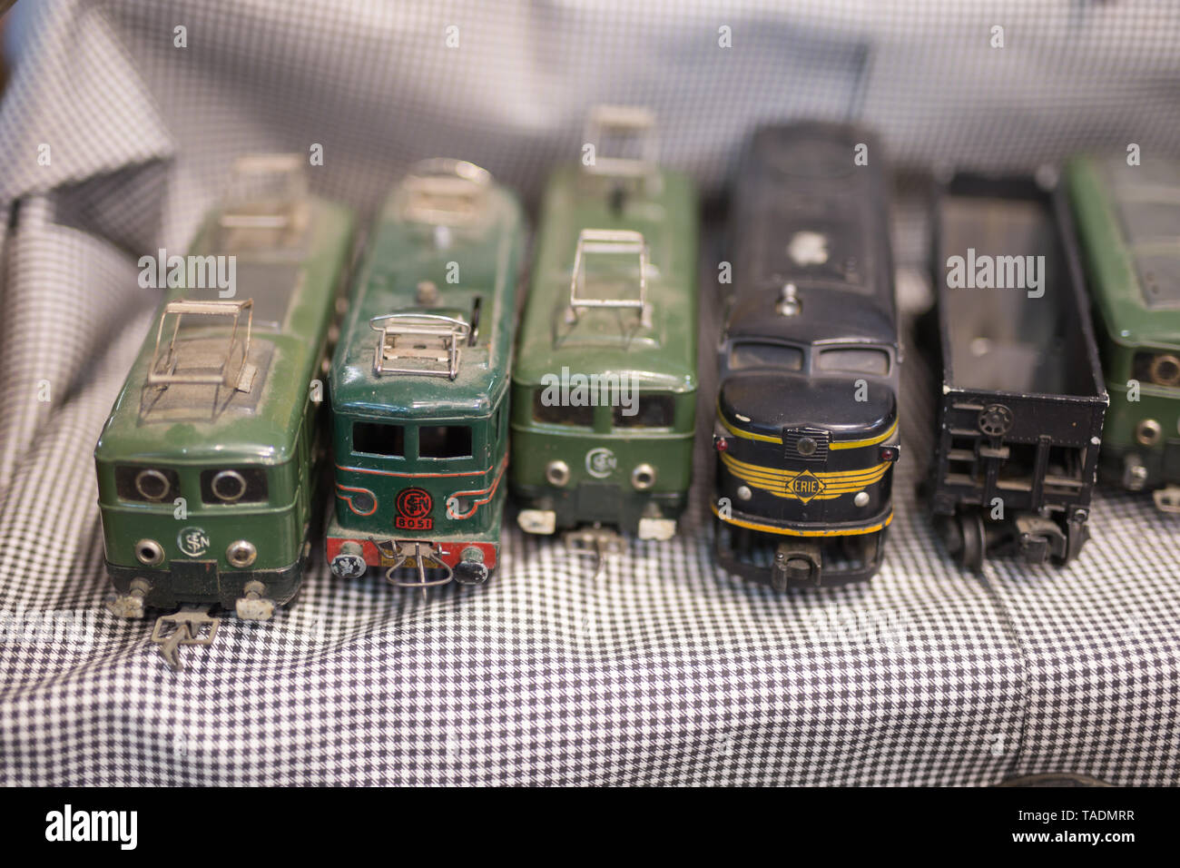 Antico treno Vintage gioco: Nero polveroso locomotiva in plastica. Foto Stock
