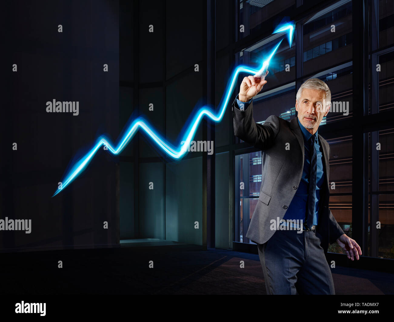 Imprenditore la pittura di sviluppo del mercato azionario con la luce Foto Stock