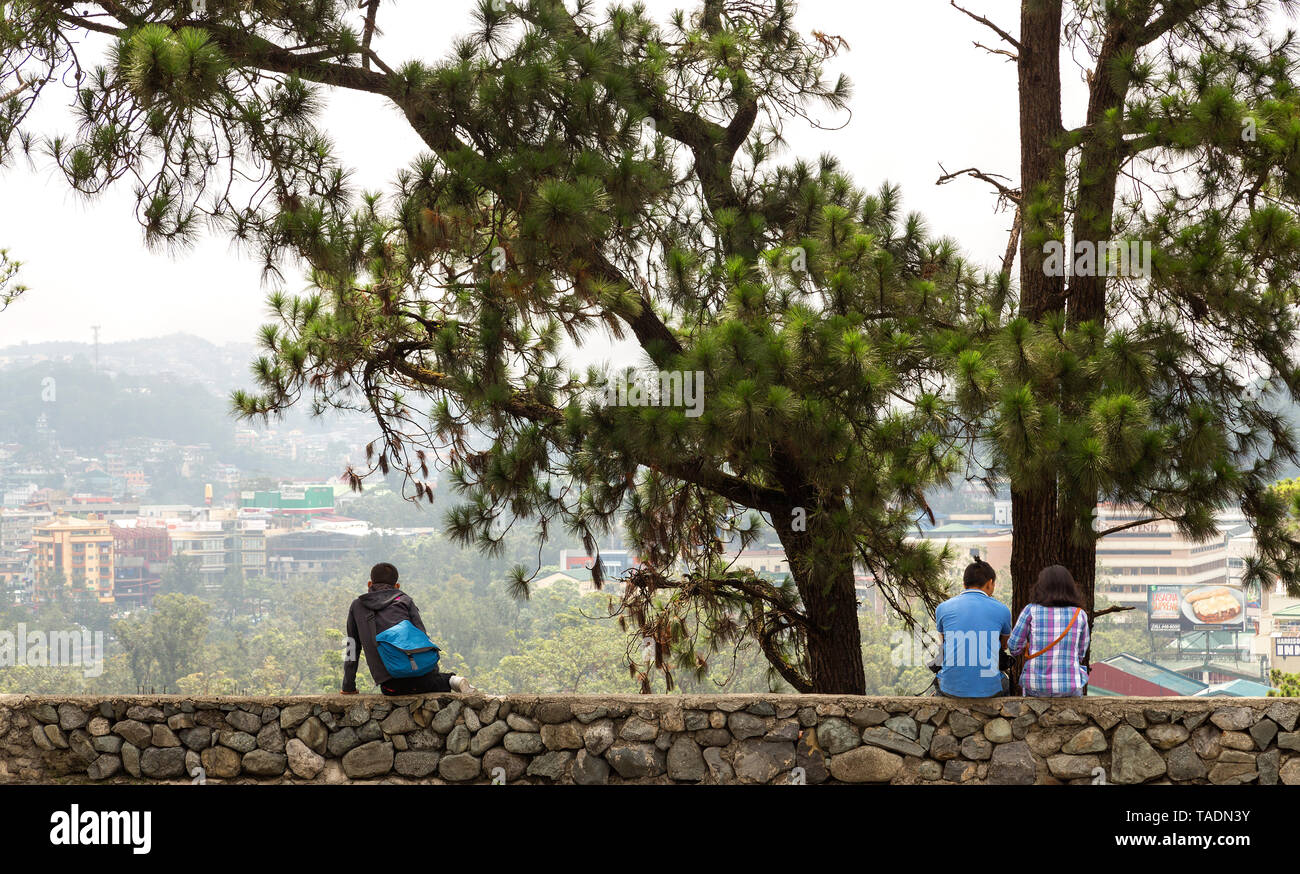Le persone in un parco a Baguio, Filippine, accanto al pino, rilassante Foto Stock