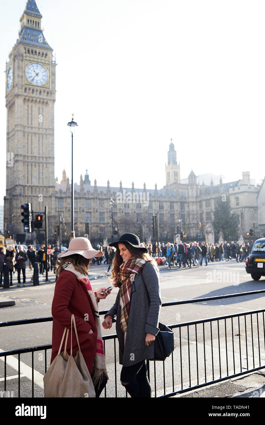 UK, Londra, due donne in città vicino al Big Ben Foto Stock