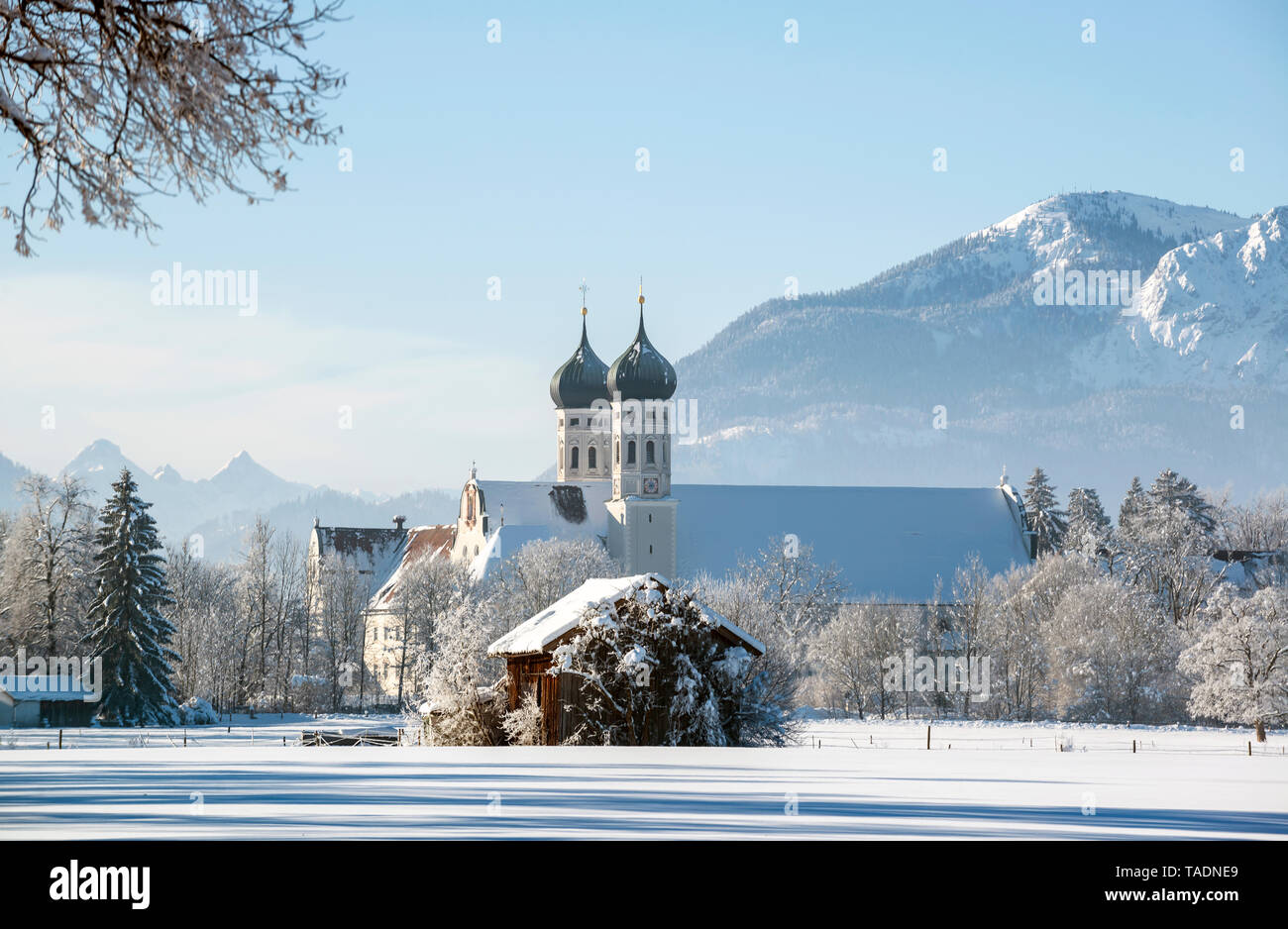 In Germania, in Baviera, Toelzer Terra, Benediktbeuern Abbey in inverno Foto Stock