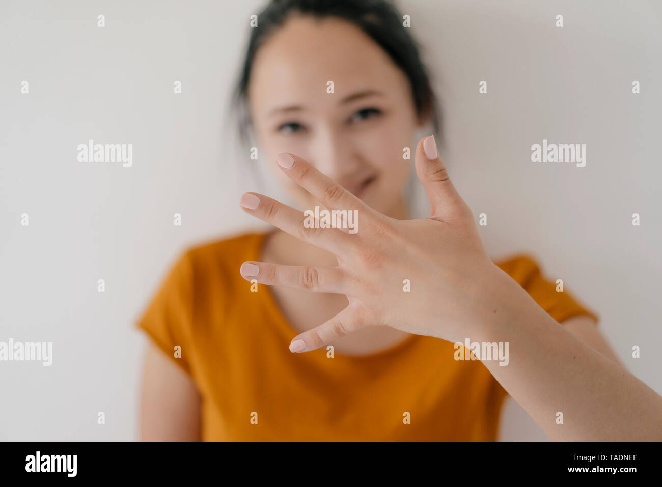 Giovane donna che mostra la sua mano Foto Stock