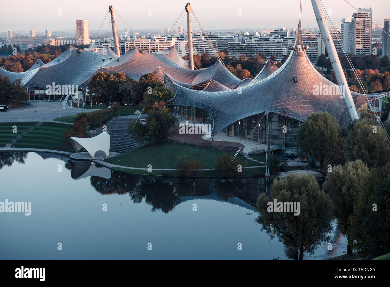 Germania - Monaco, Parco Olimpico stadio olimpico, tenda della costruzione del tetto nella luce del mattino Foto Stock