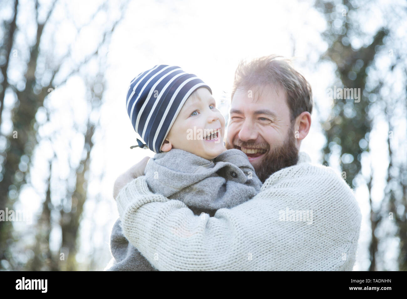 Ritratto di Padre Felice figlio che porta in posizione di parcheggio Foto Stock