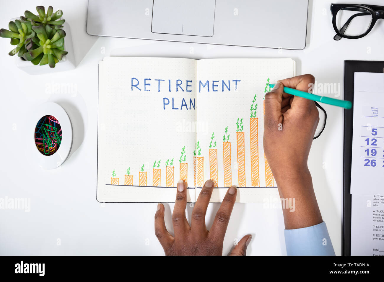 Vista in elevazione di un essere umano del disegno a mano piano di pensionamento il concetto di crescita su Notebook Foto Stock