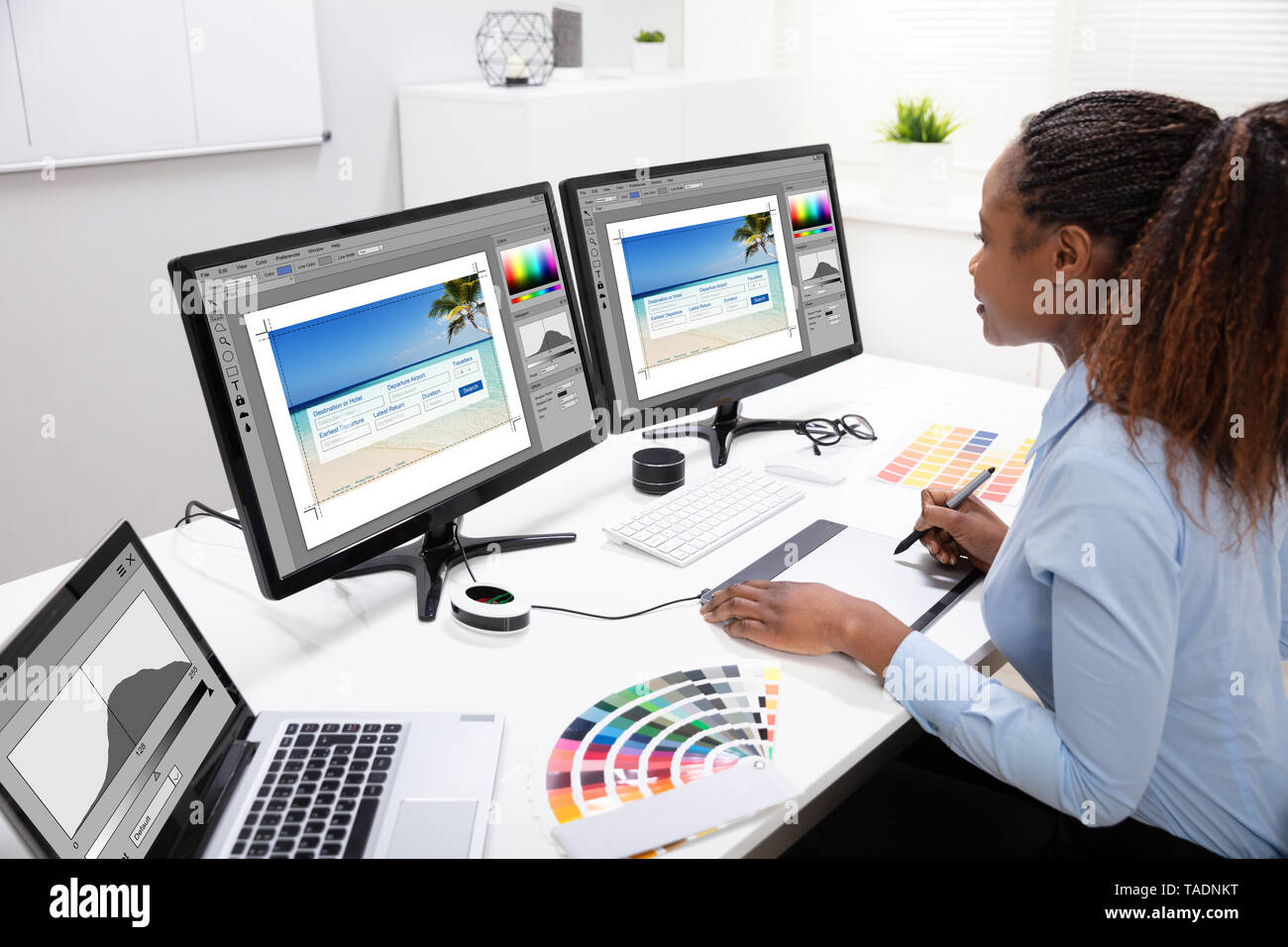 Giovani Designer femmina di editing di foto sul computer in ufficio Foto Stock