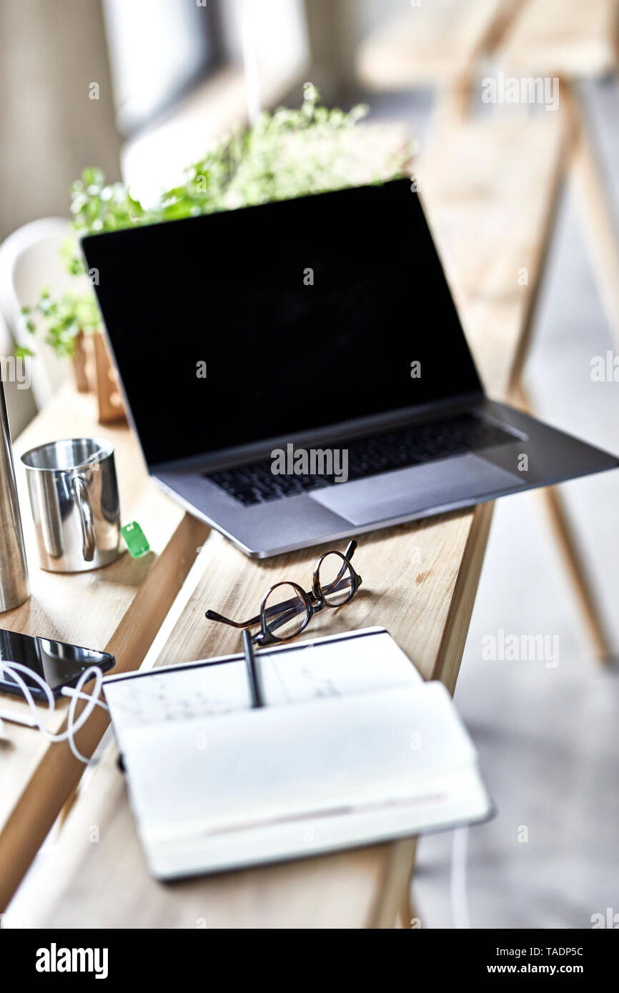 Notebook e laptop su assi di legno in office Foto Stock