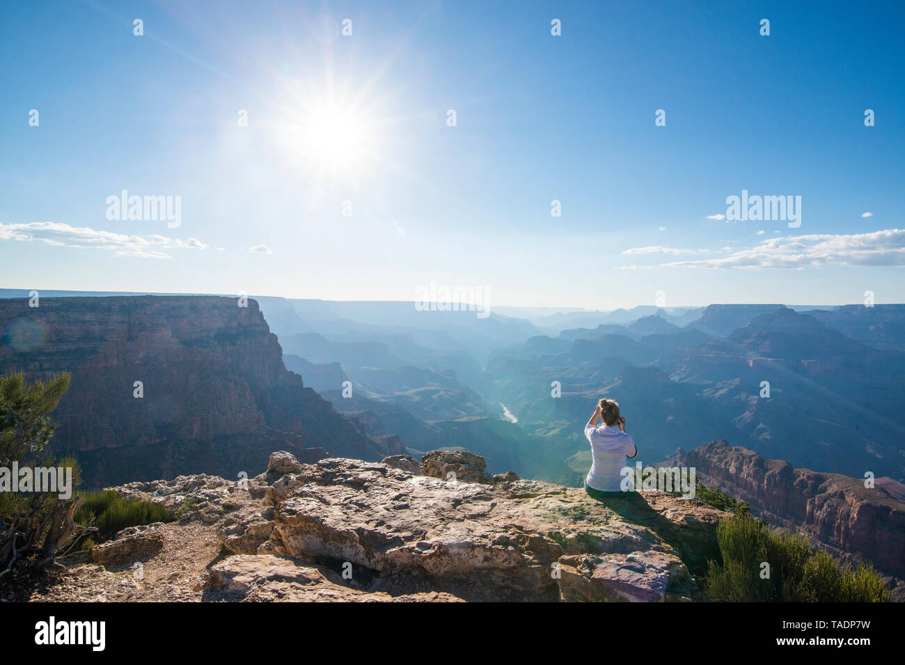 Stati Uniti d'America, Arizona, donna godendo di deserto vista sul Grand Canyon Foto Stock