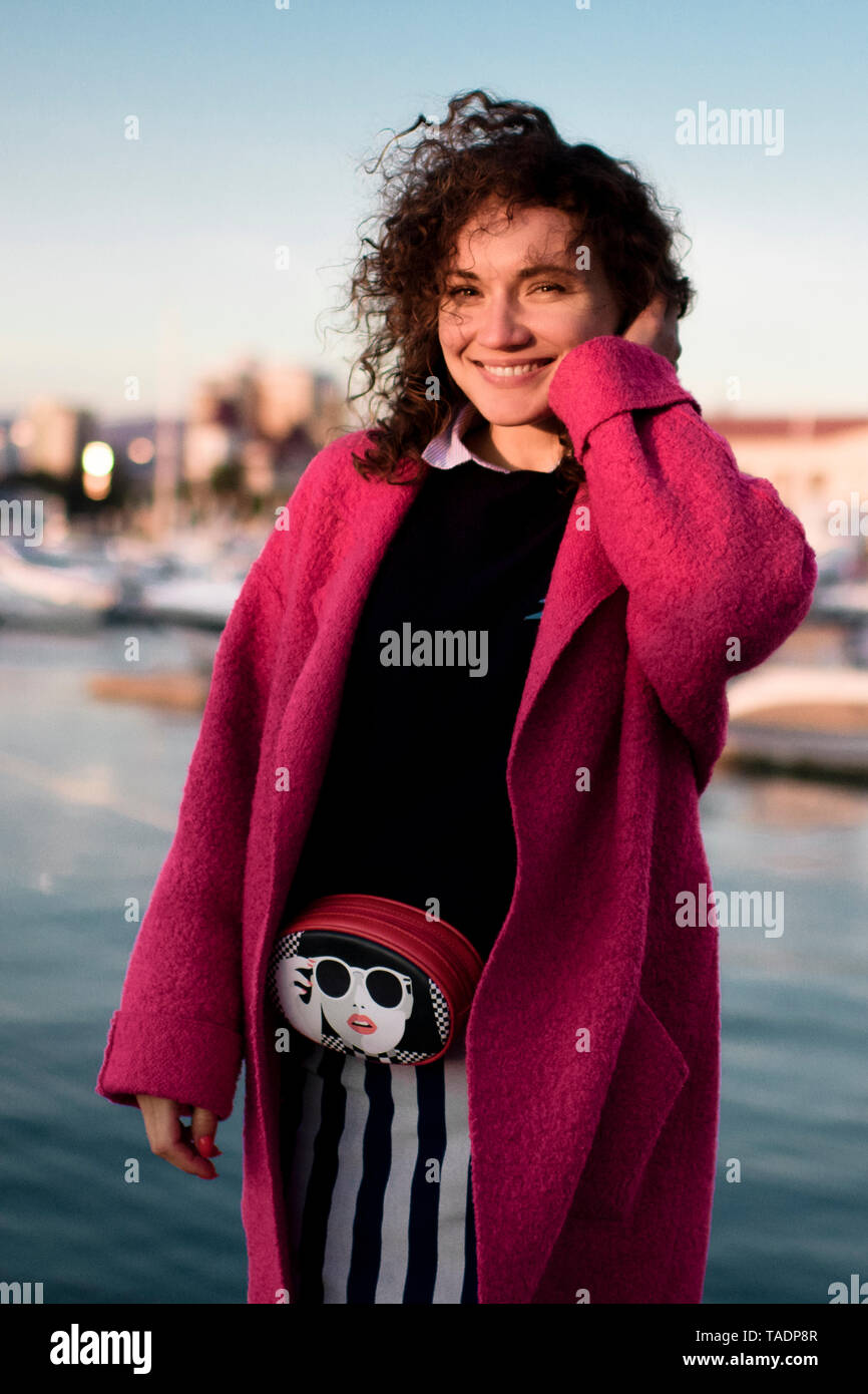 Ritratto di donna sorridente con capelli ricci Foto Stock