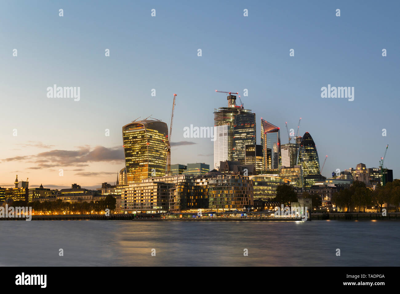 UK, Londra, Città di Londra, il Tamigi, skyline con moderni edifici per uffici al tramonto Foto Stock