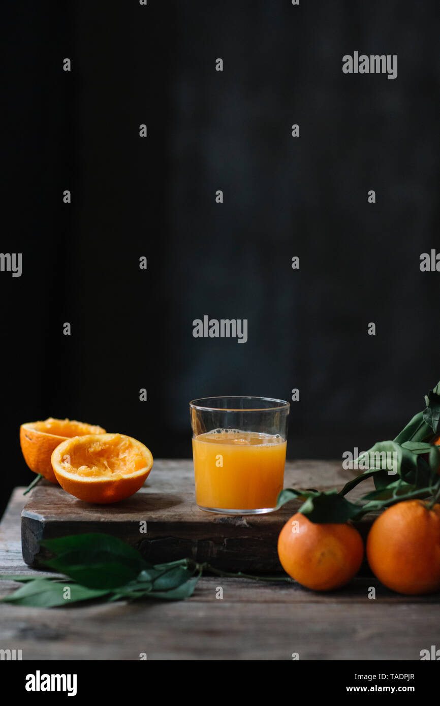 Bicchiere di succo d'arancia appena spremuto Foto Stock