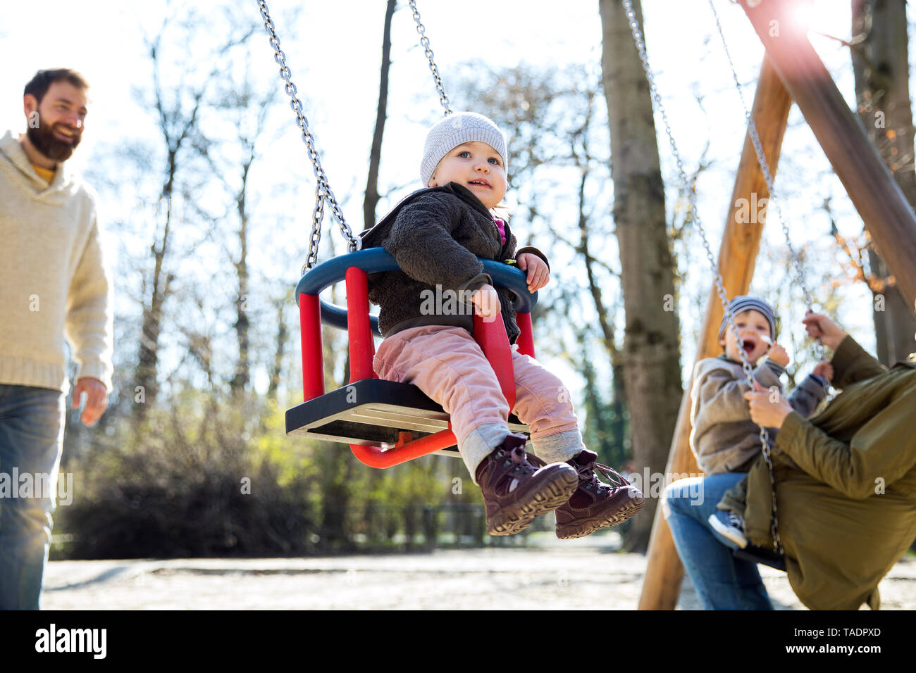 La famiglia felice sul parco giochi Foto Stock