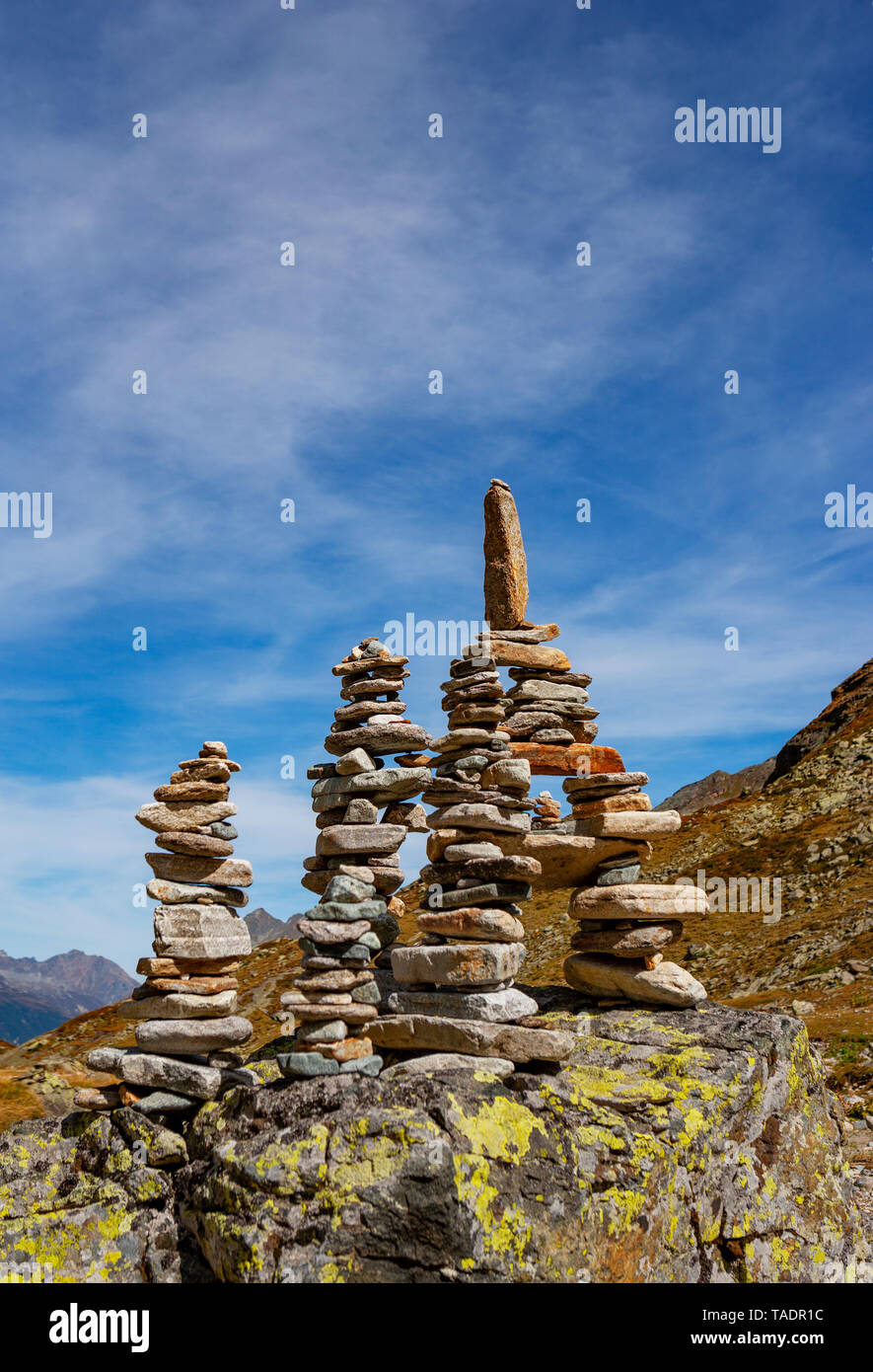 Austria Vorarlberg, Klostertal, Silvretta, Cairns a trail Foto Stock