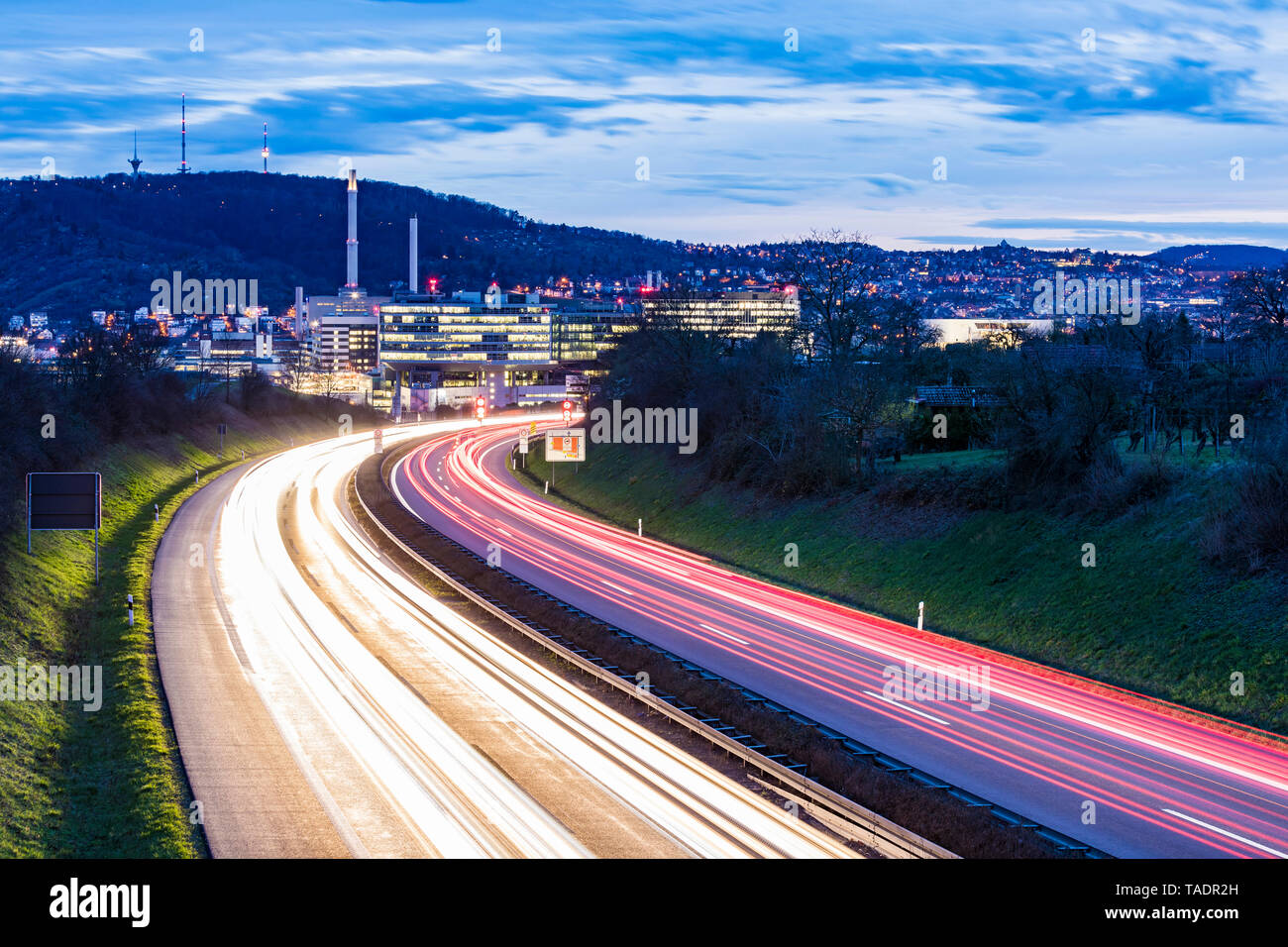 Germania, Badenwurttemberg, sentieri di luce sulla strada federale vicino Unterturkheim Foto Stock