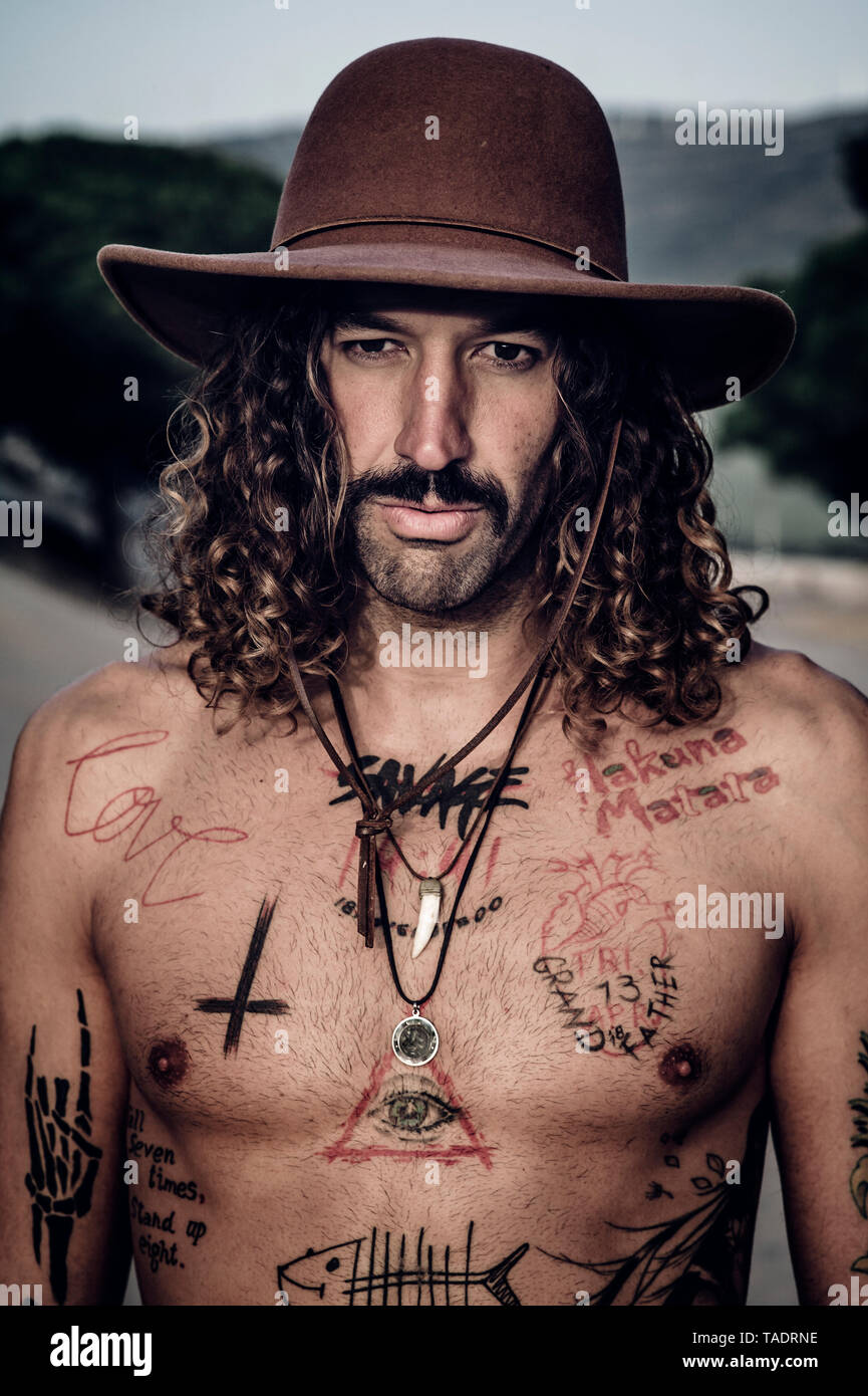 Young man beard tattoos chest immagini e fotografie stock ad alta  risoluzione - Alamy