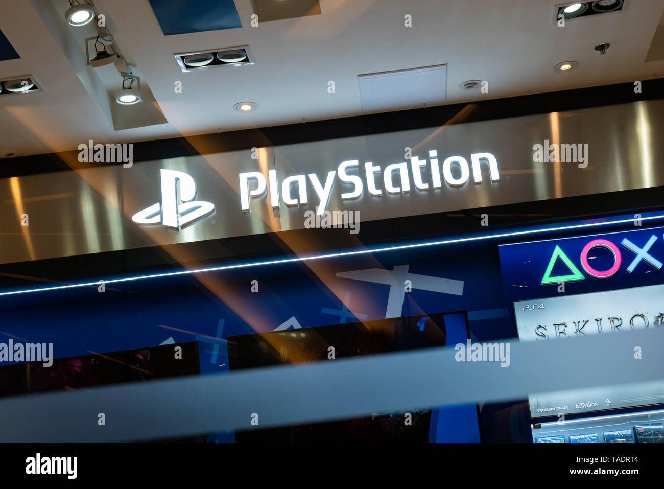 Bangkok, Tailandia - 22 Maggio 2019: PlayStation logo in negozio Sony. Foto Stock