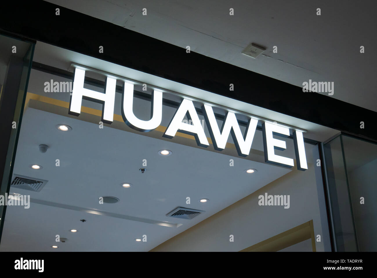 Bangkok, Tailandia - 22 Maggio 2019: Huawei logo nella parte anteriore del negozio. Foto Stock