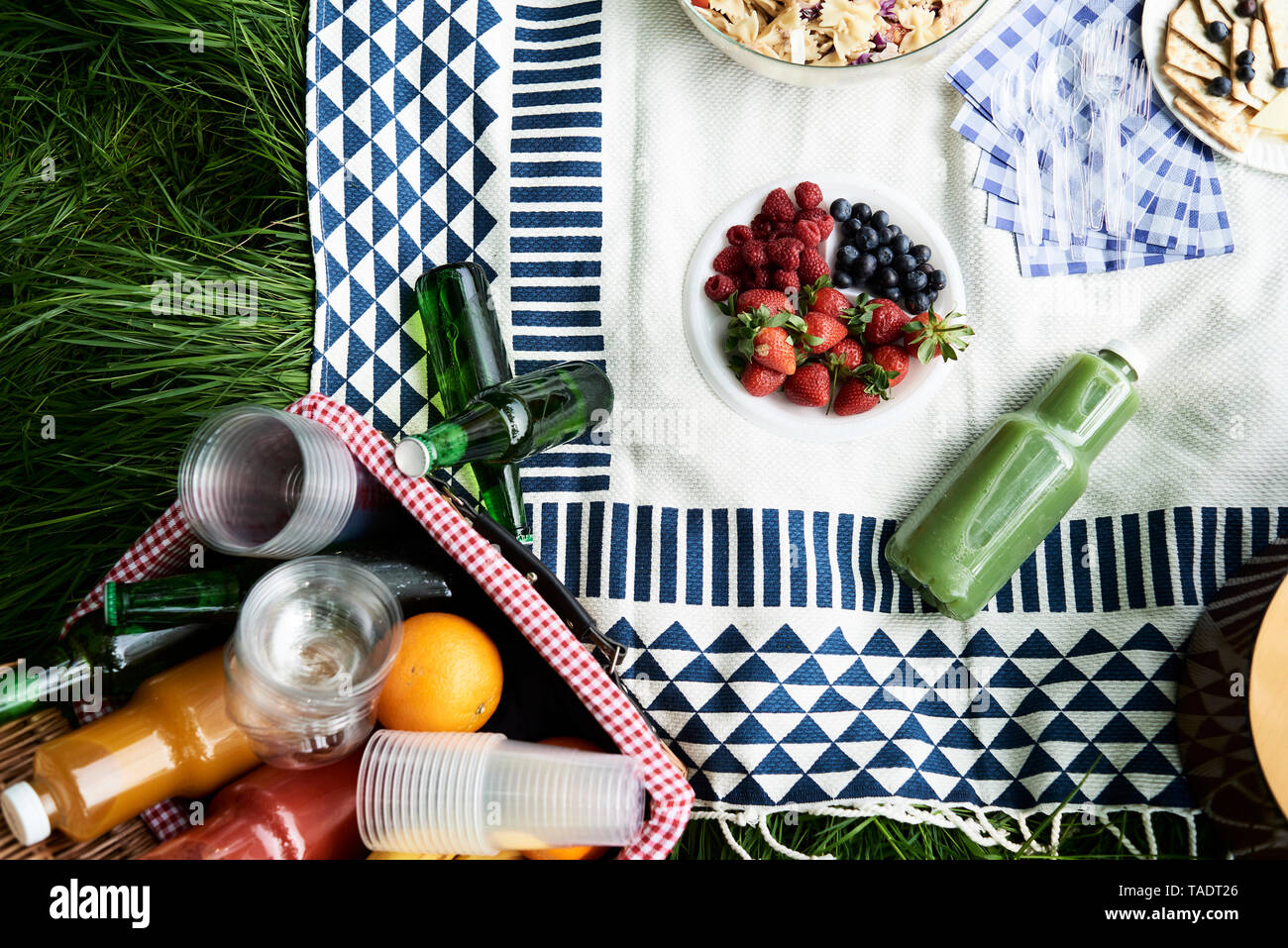 Vista superiore di sani spuntini picnic su una coperta Foto Stock