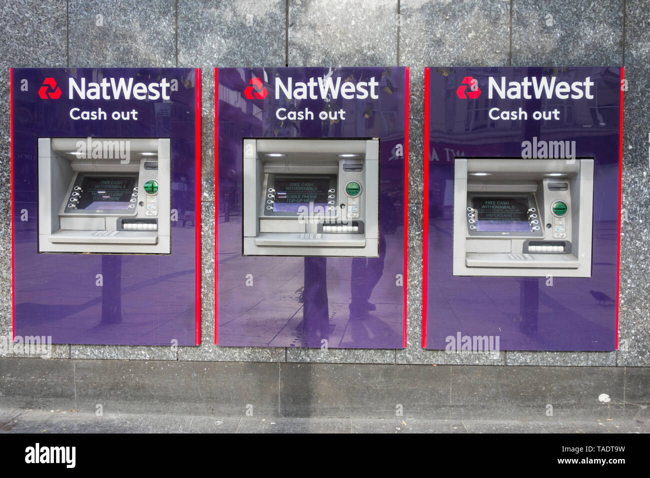 Sportelli bancomat fuori NatWest Bank, Hammersmith, London, Regno Unito Foto Stock