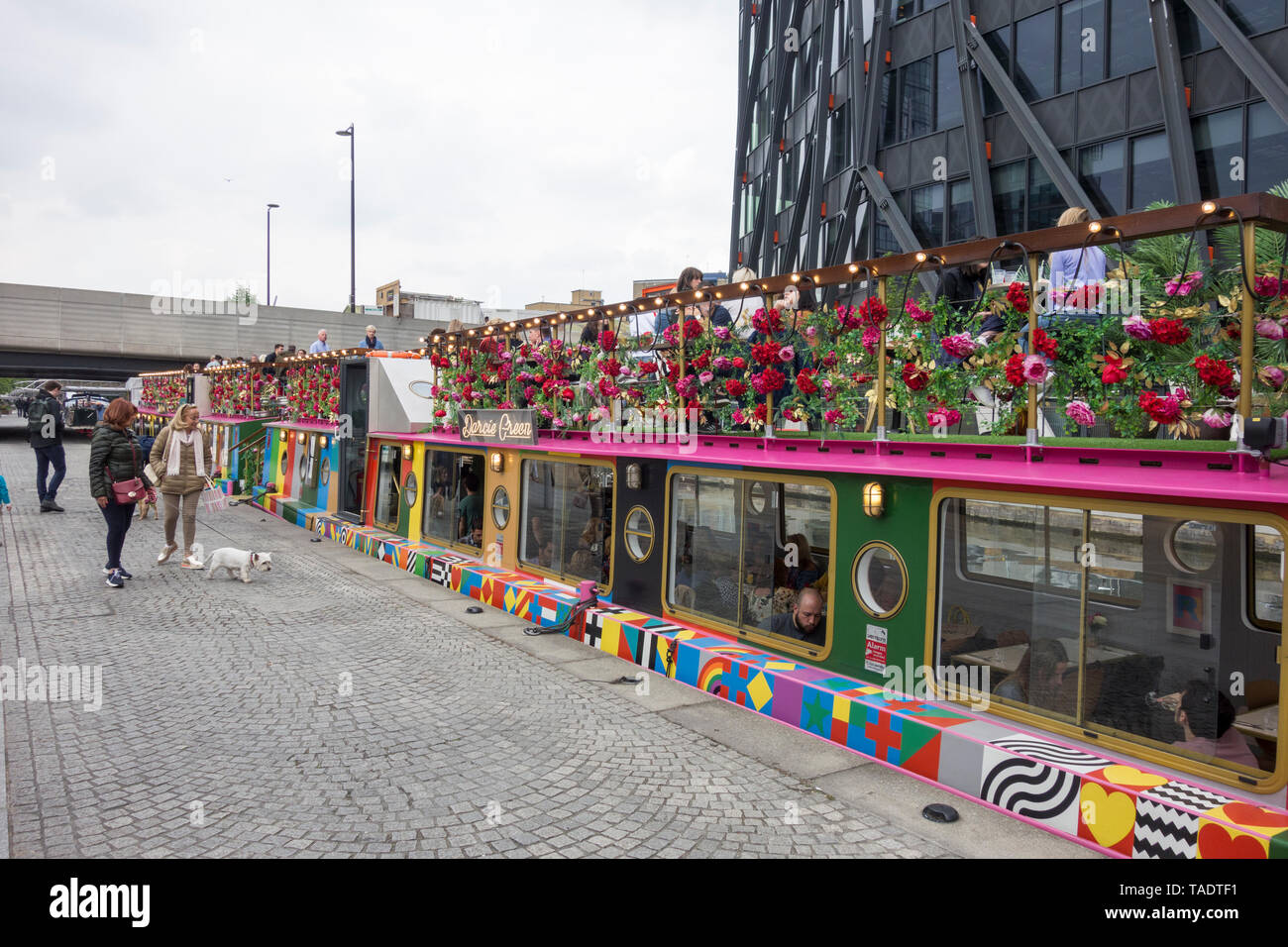 Sir Peter Blake's Verde maggio eatery e barcone sul Grand Union Canal a Paddington Basin, Paddington, London, Regno Unito Foto Stock